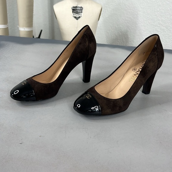 Chanel Block Heel in Kid Suede Patent Calfskin Cap Toe CC Logo Hardware Pumps - Picture 4 of 11